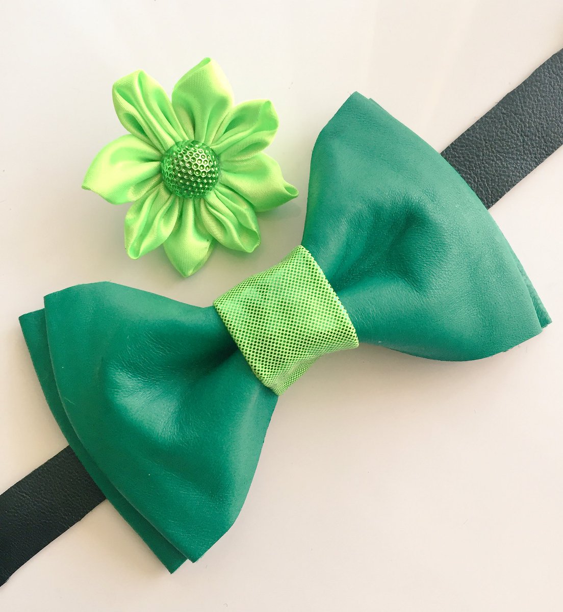 TheeJoeBraxton's tweet photo. #CirocWeek #CirocWeekDC 🍏🍏Nice vintage leather bow tie &amp; lapel flower. @lapels4acause https://t.co/CYkZxDp9W9 @Ciroc https://t.co/TTZ1nEuvQh