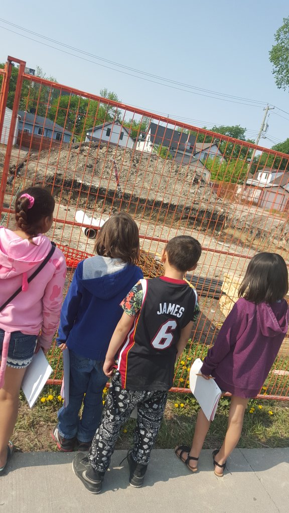 shieldsk89's tweet photo. Real life learning #structures #communitywalk #grade3and4 @DufferinSchool #room14 #whataretheybuilding #teacherlife https://t.co/Njgw6TEWYq
