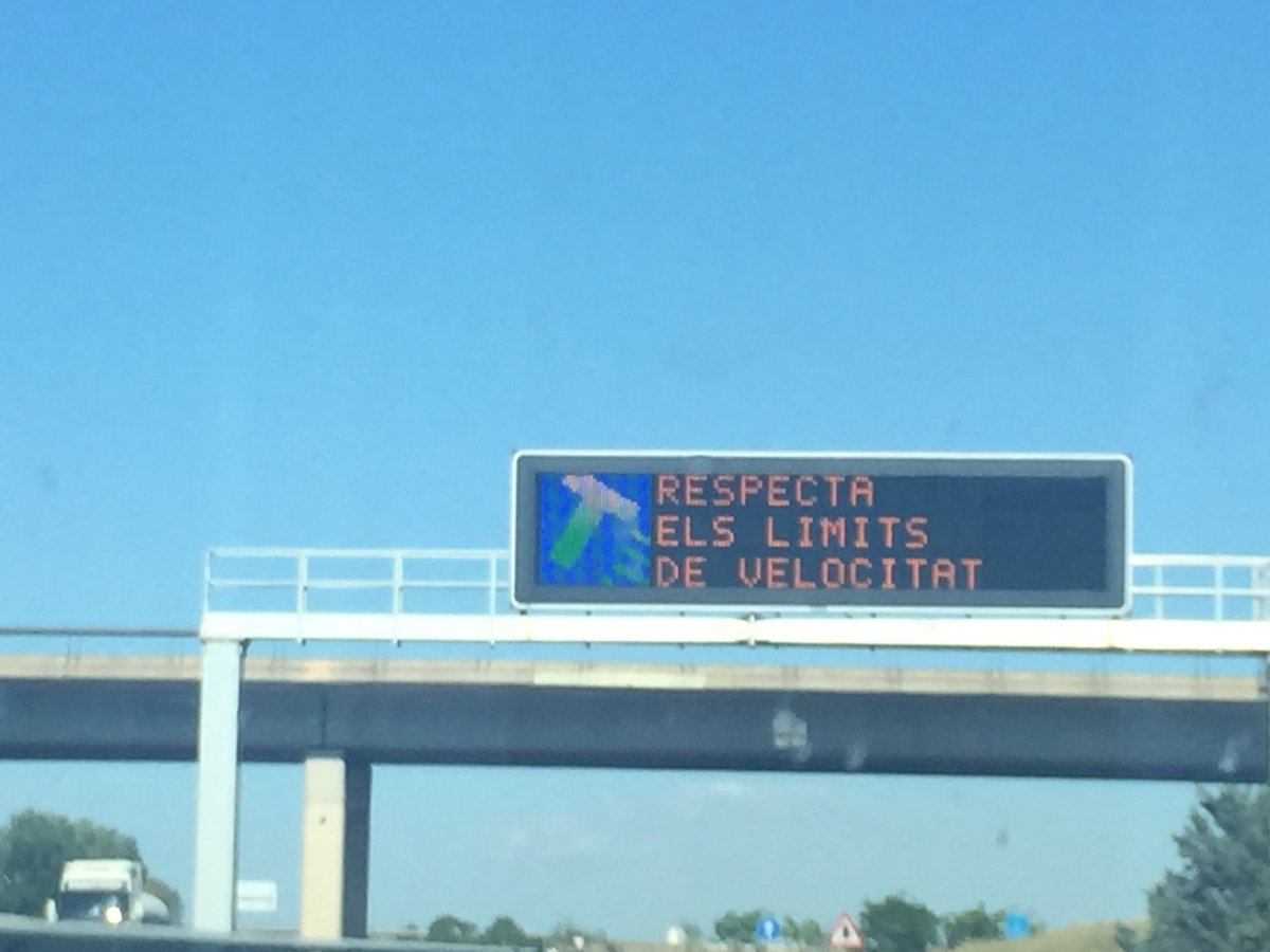 Pati_Mar's tweet photo. @DGTes espero que no sea nada importante,porque estoy en España y no entiendo que comunicáis en carretera NACIONAL ! https://t.co/c2UkAJfRSs