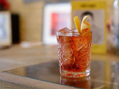 JonesShoreditch's tweet photo. Happy Fri! Here's a #negroni in tribute to the brilliant #RediscoverRed by @CampariUK at the iconic @RedGalleryLDN 😃 https://t.co/JGrCqqN4oU