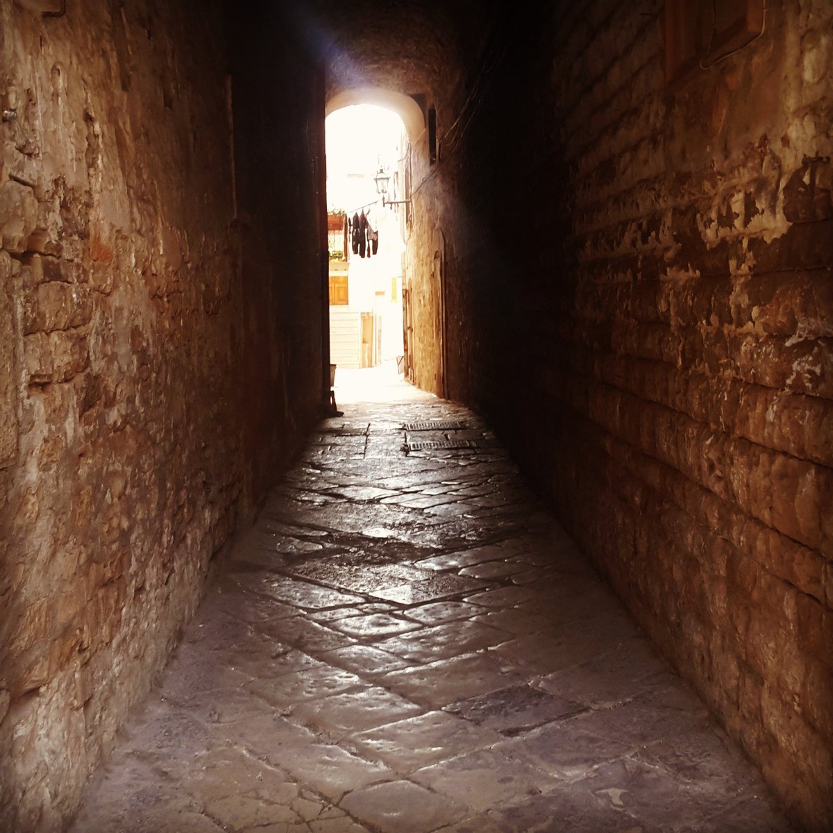 InfoPugliando's tweet photo. I vicoletti tipici dei centri storici pugliesi. Qui siamo a Ruvo. 😍 #Pugliando #WeareinPUGLIA #Puglia #visitPuglia https://t.co/l5wXPa7h0U