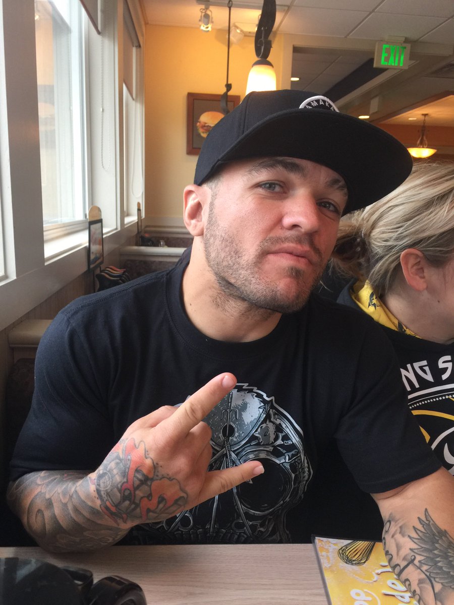 208HulkHands's tweet photo. Time to eat... And get ready for the biggest fight of my life! Can't wait to feed my face @BellatorMMA #bellator155 https://t.co/EVjHBsbfte