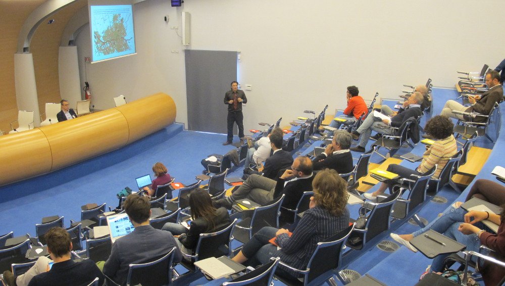 thenicegroup's tweet photo. Final presentation for today: Enrico Capobianco discussing #BigData and #SmartCities, to close our Big Data Day #IoT https://t.co/B3RWJN76VE