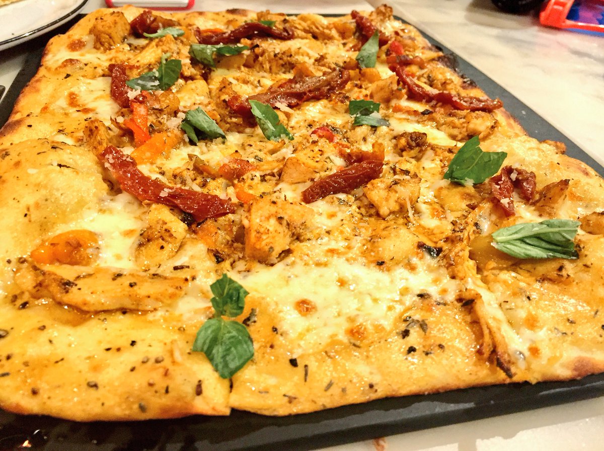 afshaa_r's tweet photo. My favourite so far! Chicken &amp; Sun dried tomatoes 😍 #hawaiinPizzaExpress #FBAISoiree @PizzaExpressIN https://t.co/COn4L6LsQS