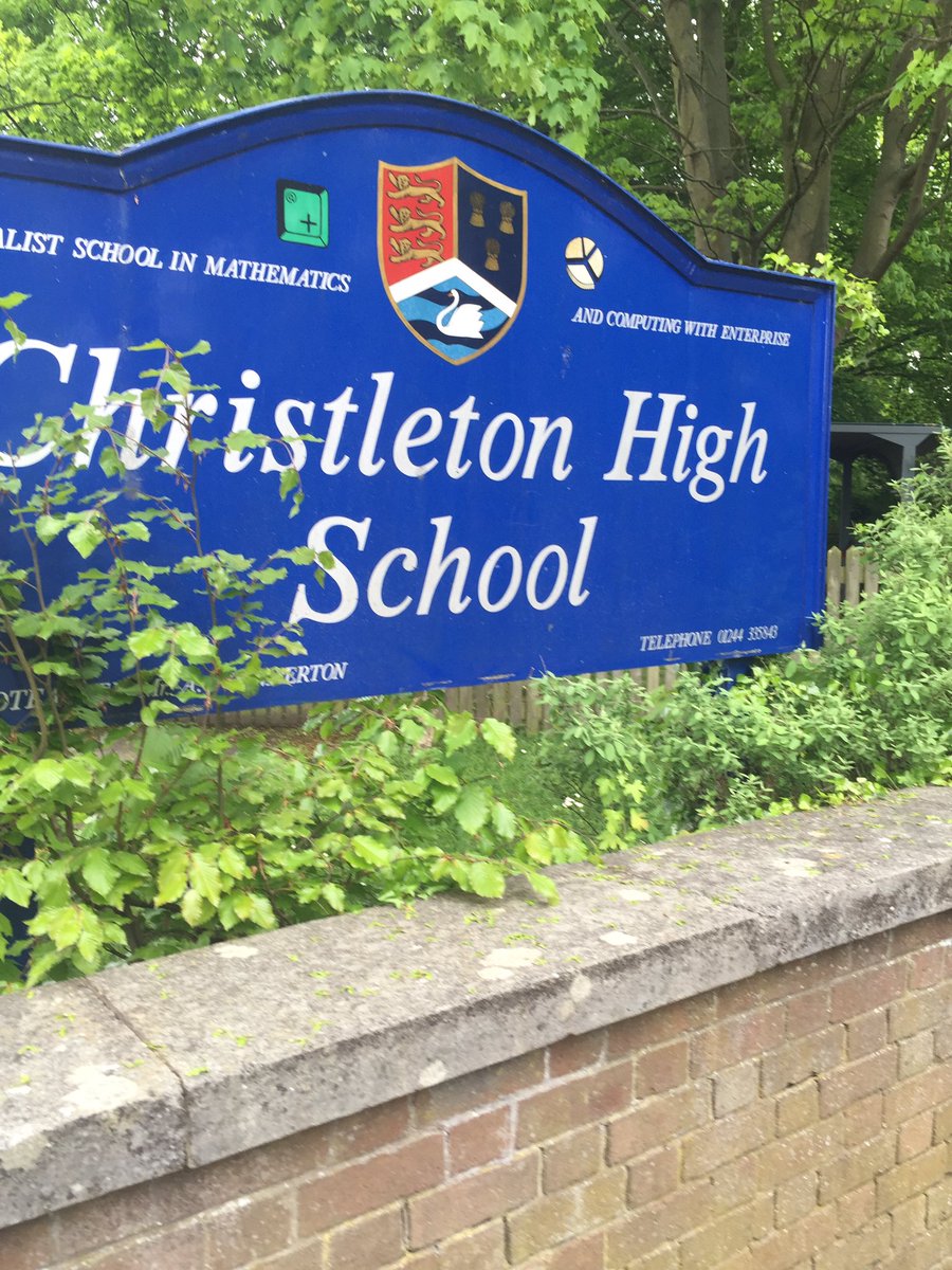 andrewsrunpage's tweet photo. Arrived v early but happy to miss the Friday traffic jams!! Conditions are good - no excuses tonight #christleton5k https://t.co/z7shKQZlyK