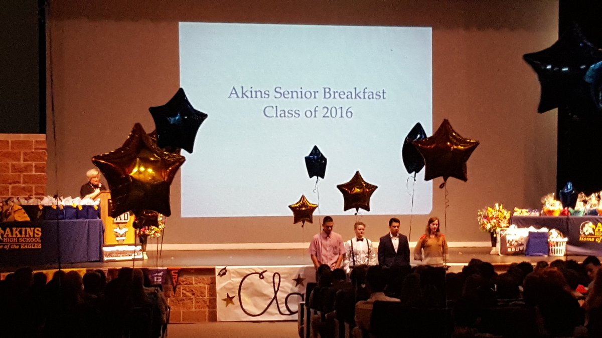 TheMsVallejo's tweet photo. @akinsclass2016 Senior Breakfast. So proud of you guys! https://t.co/e1Ln72UI3k
