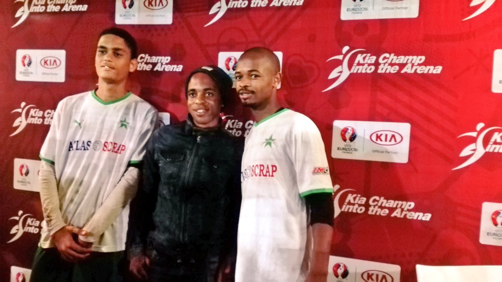 MSCSPORTS_SA's tweet photo. The fans getting up close and personal with our superstar, #KiaChamp ambassador .@ACE_MANYISA #ForTheLoveOfFootball https://t.co/mLnTGudH0j
