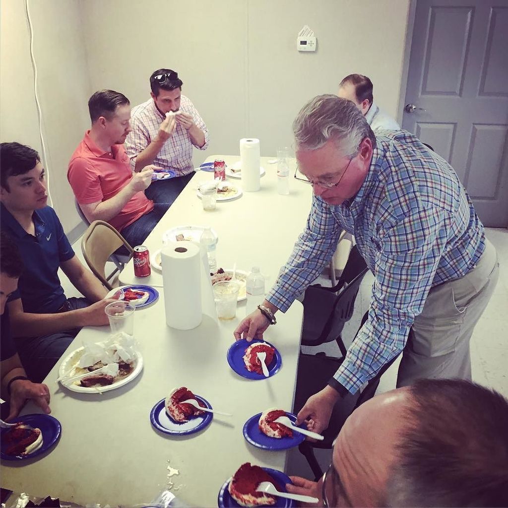 justinparktx's tweet photo. Great Leaders Serve! @beckgroup #beckgroup #beckgroupbarbeque https://t.co/qNbwCYTn50