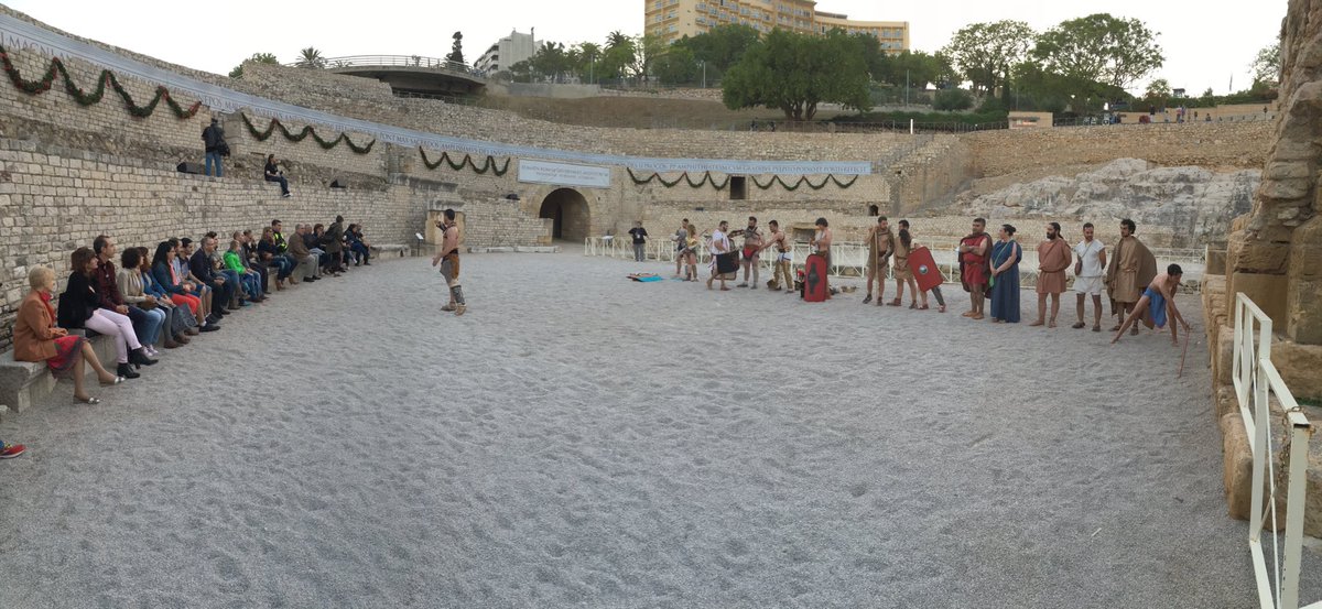 Tarraco_Viva's tweet photo. ES Tarraco Ludus acaba la demostració i ara és el torn de les preguntes #TarracoViva2016 https://t.co/EJGpoFcjvi