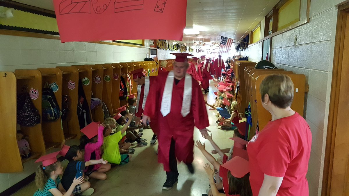 MarkGoyette's tweet photo. Graduation walk for Glendive public schools. #graduationmattersglendive #devilnation #dchsreddevils #glendivemt https://t.co/bgZ7XBiICk