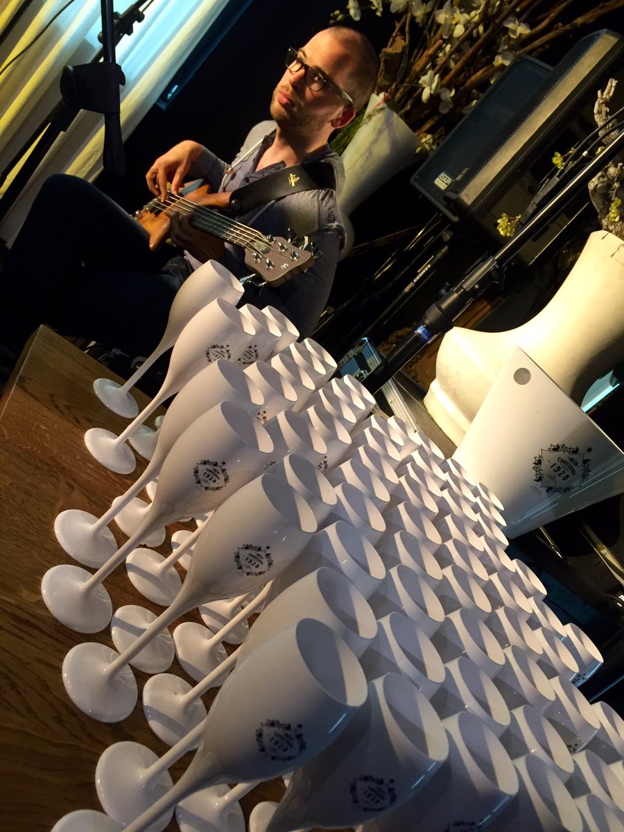 CabarandAndCo's tweet photo. @ErikvdLiet onze basgitarist in een moment van opperste concentratie in de Club van Het Stadscafé in Apeldoorn... https://t.co/b4COA0Oumk