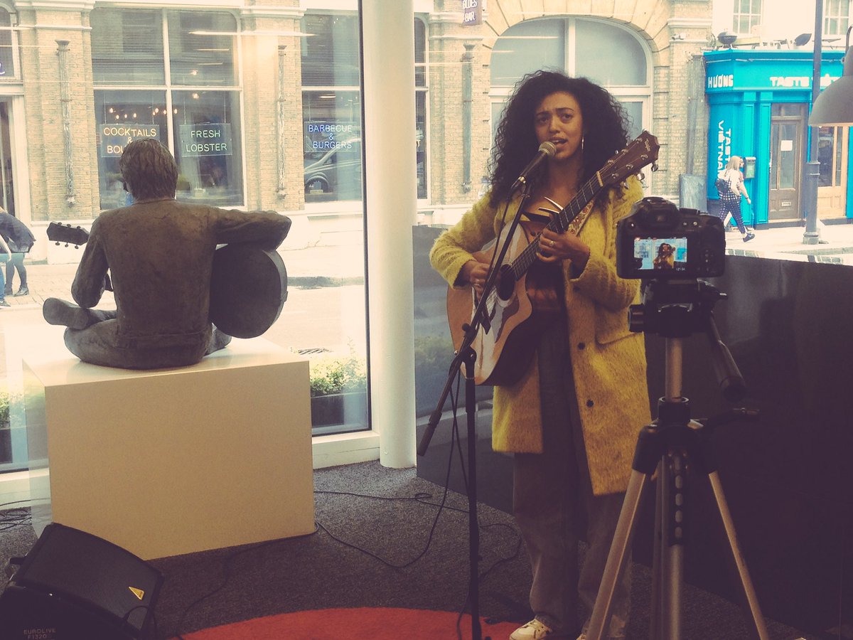 t0mbstoneblues's tweet photo. This afternoon we welcomed the incredibly talented @MahaliaMusic to the @MoodMedia_UK office! #NewMusicFriday https://t.co/RljFYs9GwD