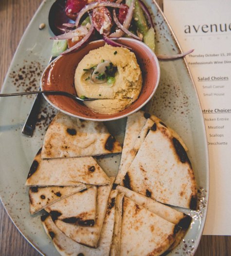 avekitchen's tweet photo. Dive into fresh hummus + warm pita. #Appetizers #Housemade #Hummus #YUM #Pita #AvenueKitchen #Villanova #GlenMills https://t.co/lUQFCkk8oh