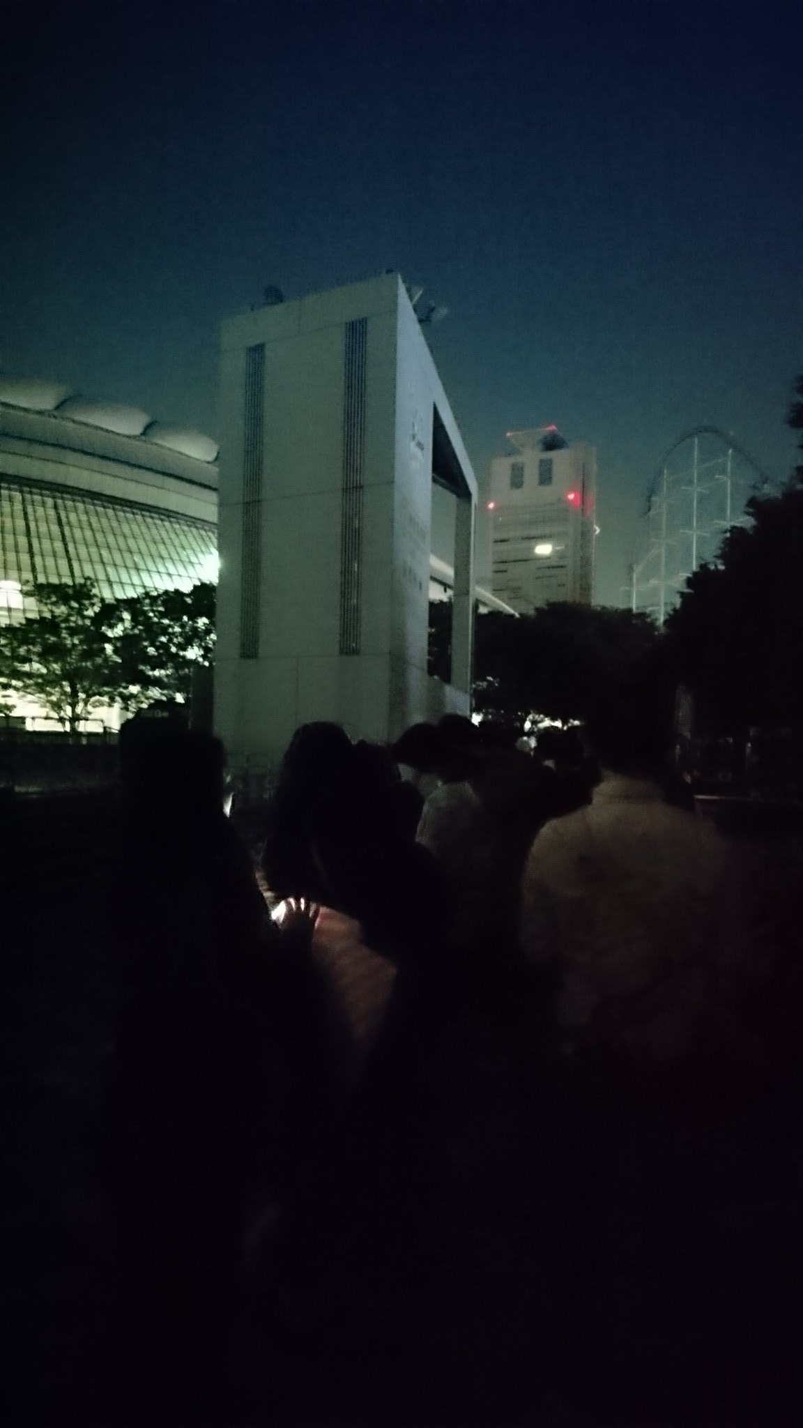 Suicide Mission 氷室京介 Last Gigs 東京ドーム公演 徹夜組でのグッズ列の為の待機列が出来ています およそ50人程 1 4時まではグッズ列用の敷地に入れません Pjとグッズ列は違う場所になり 待機列も違う形で出来ています T Co