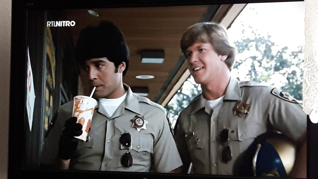 Mel_MK_1983's tweet photo. #CHiPsTime 😉 #HappyFriday all #Ponch and #Jon love ya'll💋💋❤ @ErikEstrada @LarryDWilcox @StocksSarah @LindaCInmala https://t.co/0poiehI8Et