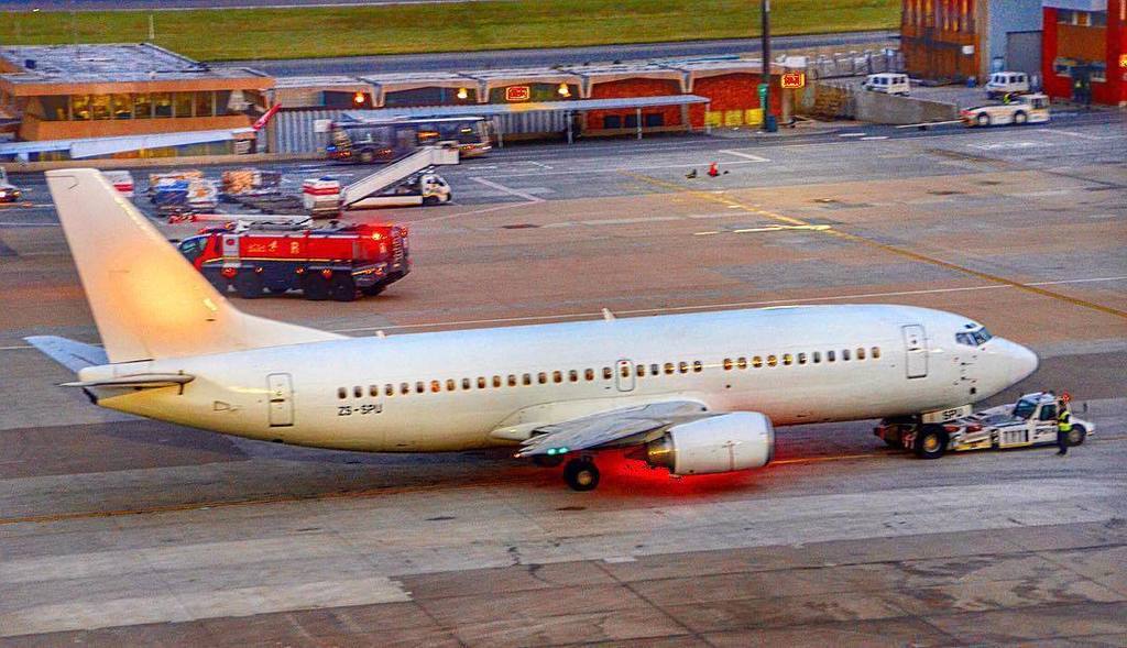 Re_Instaviation's tweet photo. Photo By :  @aerosnapza
・・・
#FollowUs 
#BeaconShot of #StarAirCargo #Boeing #737-300 Reg ZS-SPU being pushed back f… https://t.co/r6K4JFppag