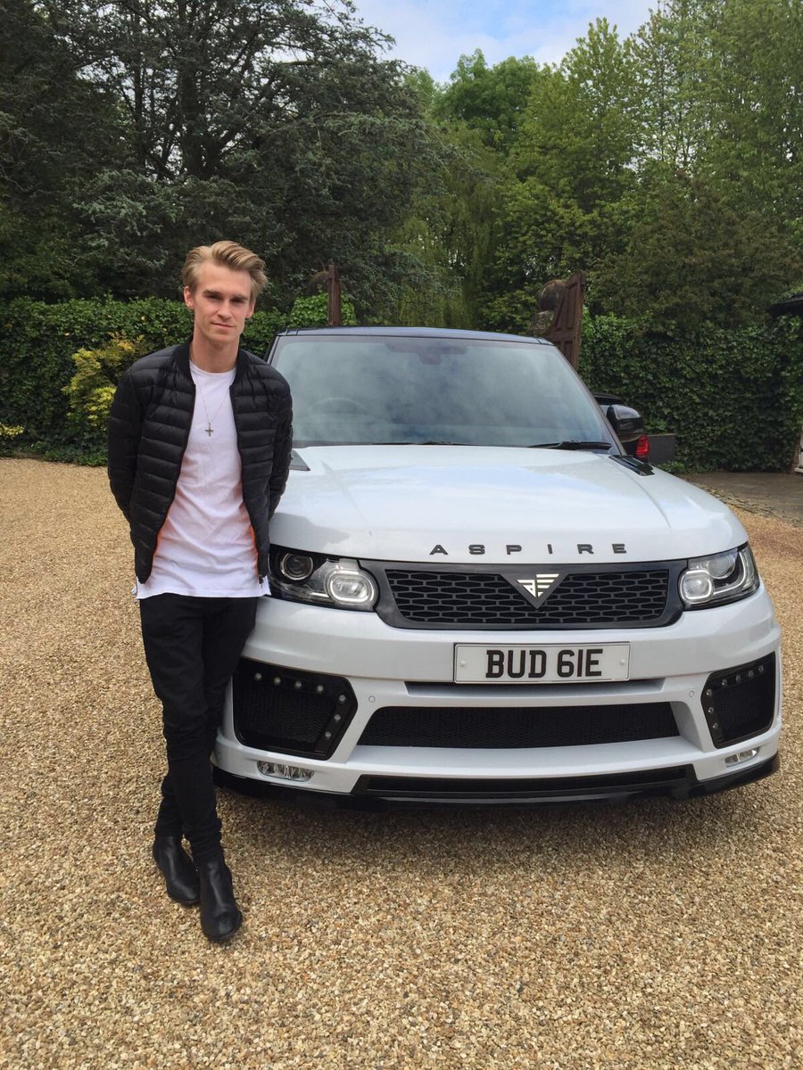 aspirebespoke's tweet image. It's official @oliverjameswebb is taking an Aspire down to @VMax200mph tomorrow 
#vmax200 #oliverjameswebb