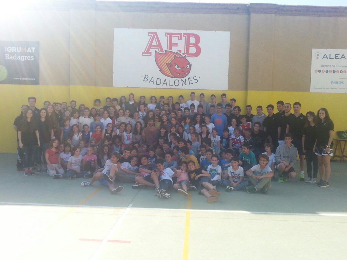 AEBDimonis's tweet photo. Vingut des dels EUA, @rickyrubio9 fa parada a la pl. del Gas! Gràcies per la visita, crack!! #25anysAEB #bàsquetAEB https://t.co/4GATgNF8ro