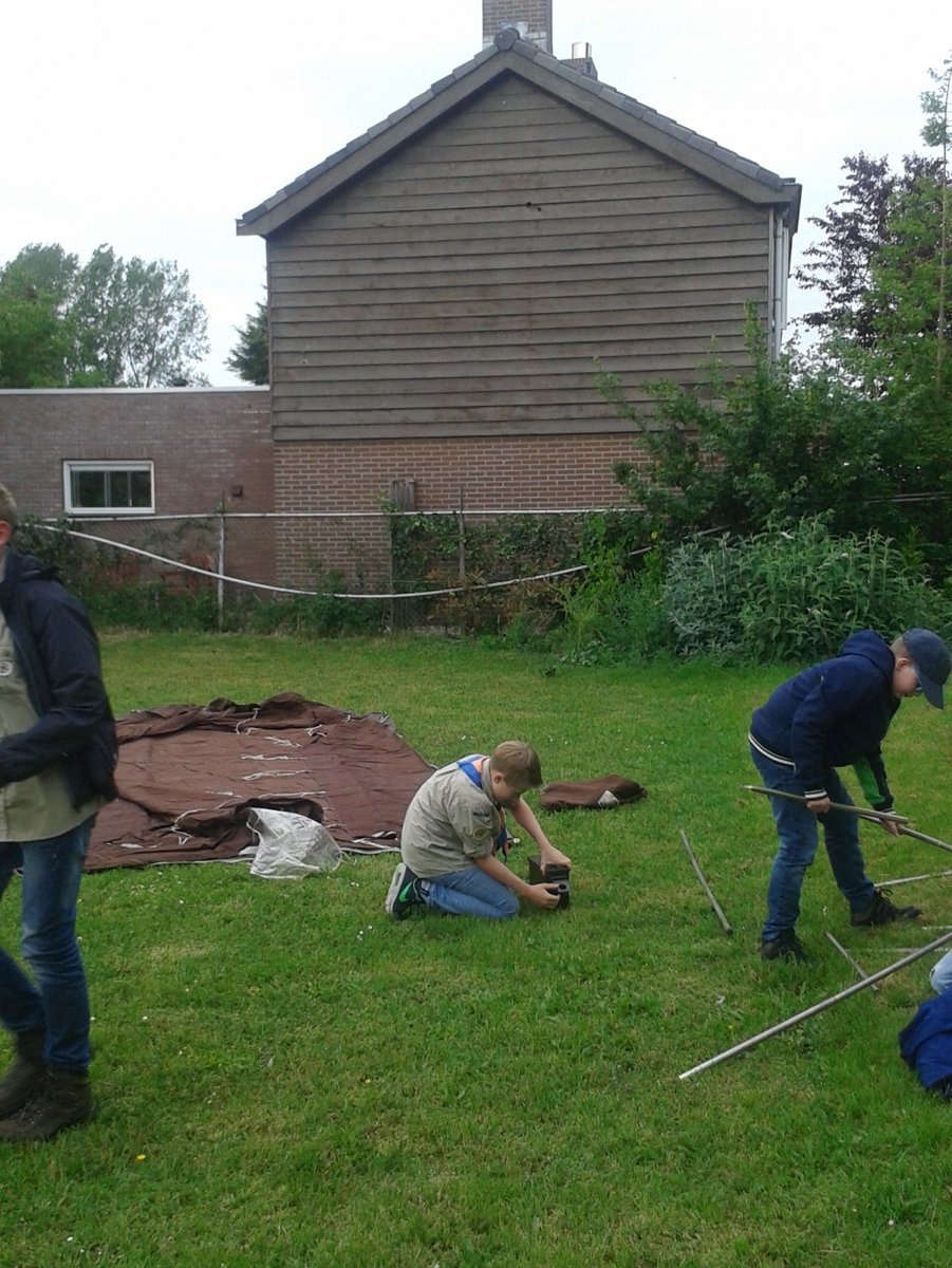 Driestromen's tweet photo. De verkenners zetten hun tenten op. Weekendkamp. Voorbereiding op zomerkamp. https://t.co/4nKQe9lYoY