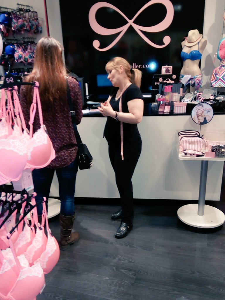 Hkmplenilunio's tweet photo. Nuestra compañera @c2227b5749d94b4 ofreciendo un magnífico #WordClassService👙🎀 #conbarriguitaincluida #hkmfun 😄 https://t.co/iwewvOA4nA