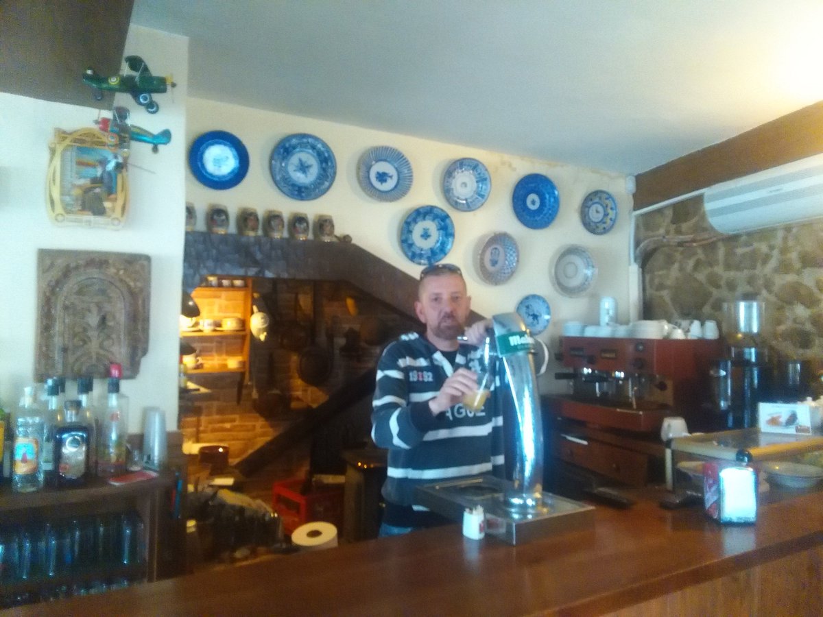 cafeteriaflores's tweet photo. Jose Luis vino a visitarnos e hizo practicas con nosotros, un placer #candeleda https://t.co/QefKKDonv1