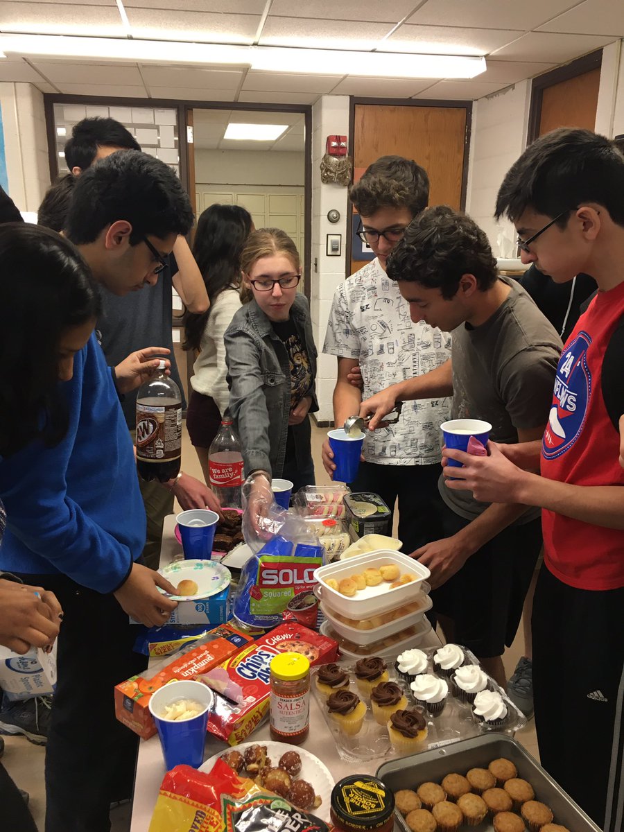 MsDaoud614's tweet photo. Food day turned into making root beer floats! https://t.co/KLEa9u9AsD