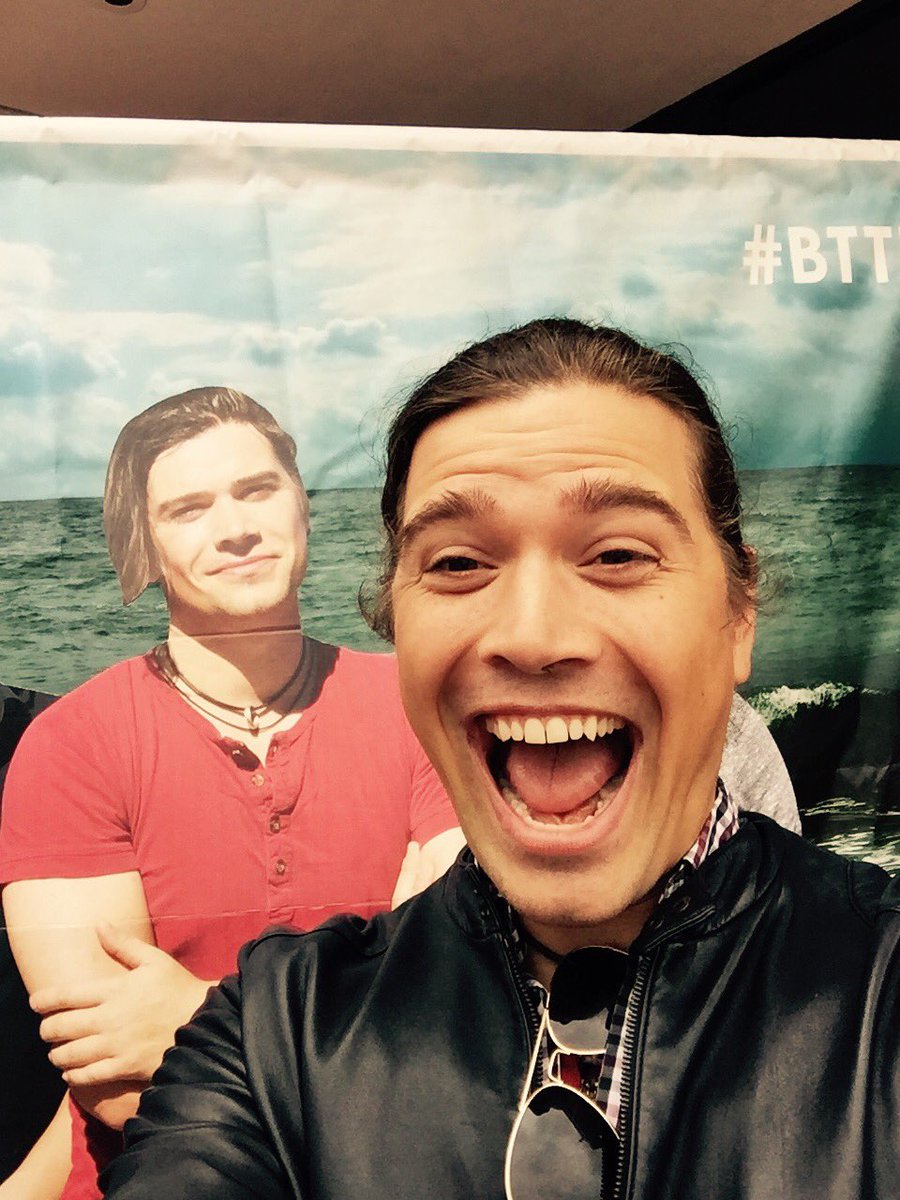 hansonmusic's tweet photo. Saw Zac Hanson on the street... Love this guy. -Z #awkward #StreetTalk #HansonDay2016 https://t.co/vujIJr6Jkr