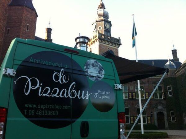 VM_Nyenrode's tweet photo. Italiaanse sferen met #pizza van de @DePizzabus @NyenrodeBU @VM_Nyenrode @vermaatgroep https://t.co/1Ywn9xf9ki