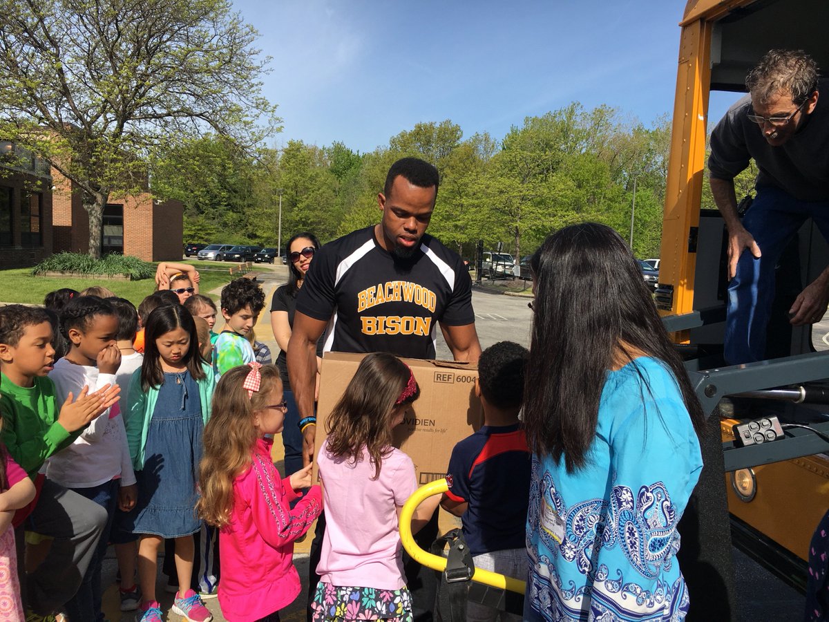 BrydenLibrary's tweet photo. Stuff the Bus success! With @librarymax https://t.co/62dw0aOExb