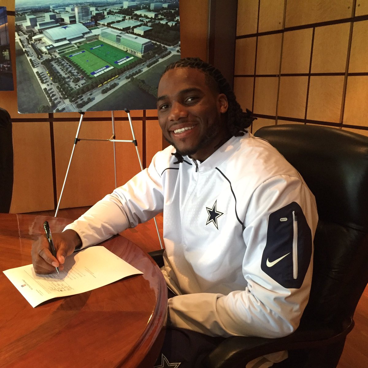 thejaylonsmith's tweet photo. Been dreaming of this moment my entire life✍🏾 https://t.co/Bc9wt0wXyR