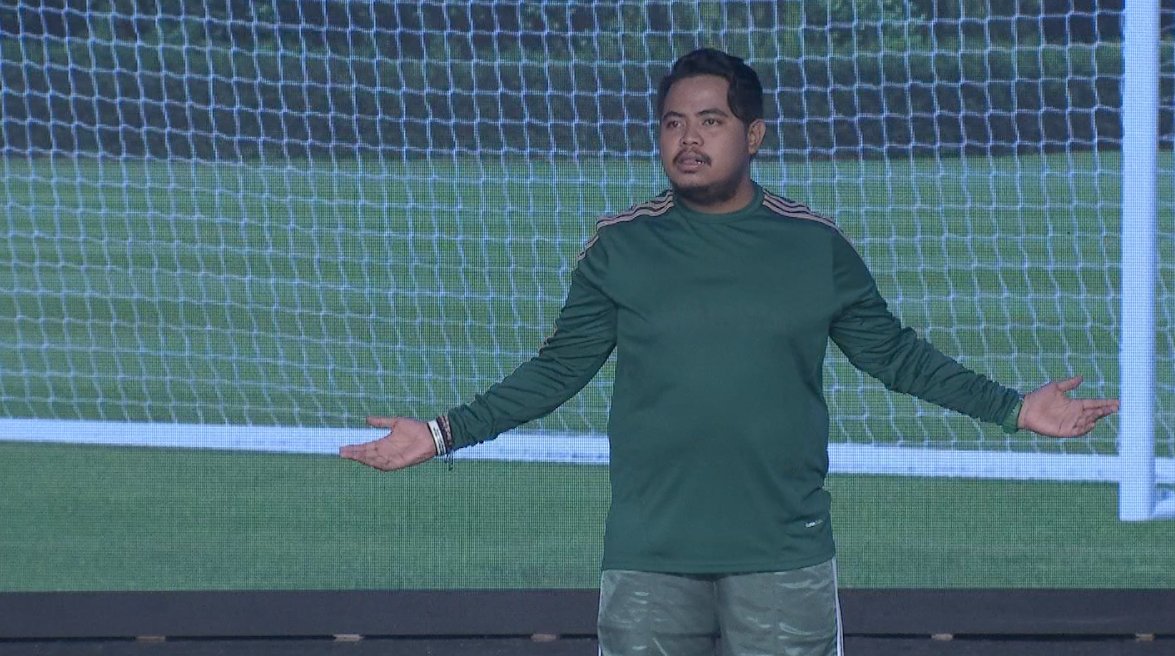 Widiiih, <a href="/Rigensih/">Rigen Rakelna</a> posenya sok banget sih !
Awas kena bola lho ya :p
Malam ini di Semifinal #SUCI6 jam 8