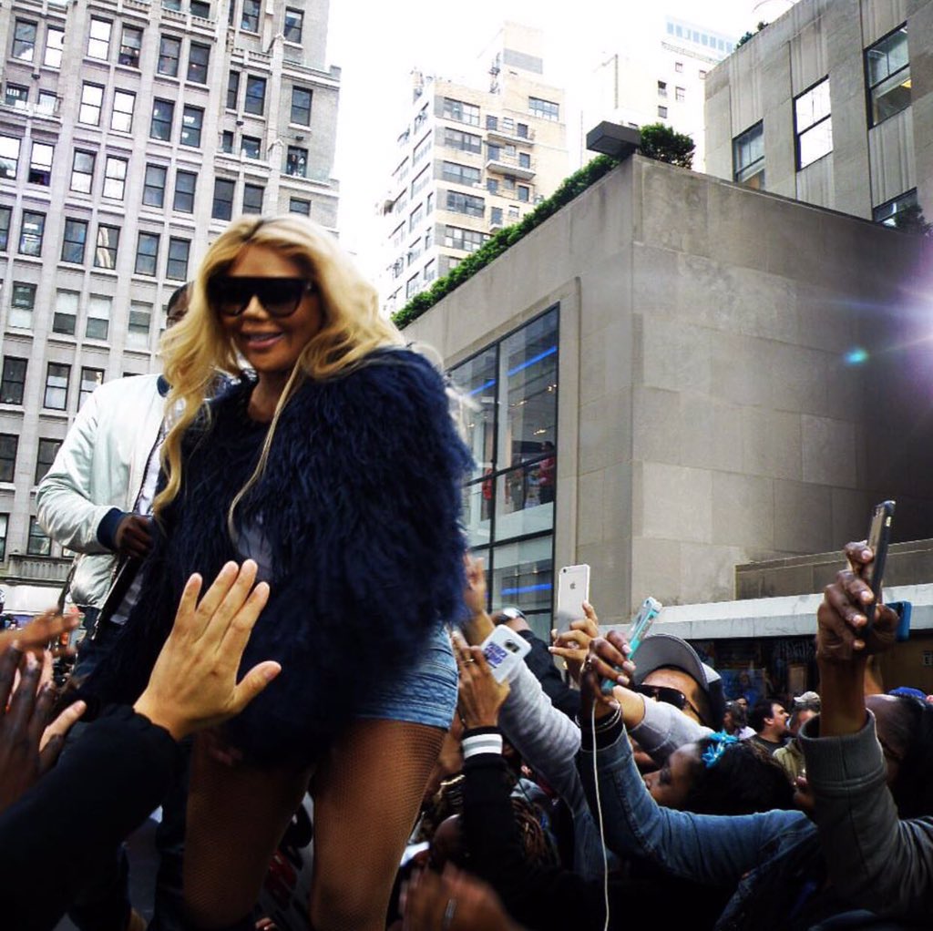 LilKimNow's tweet photo. Lil' Kim performing on the @TODAYshow! https://t.co/bvqylET0u0