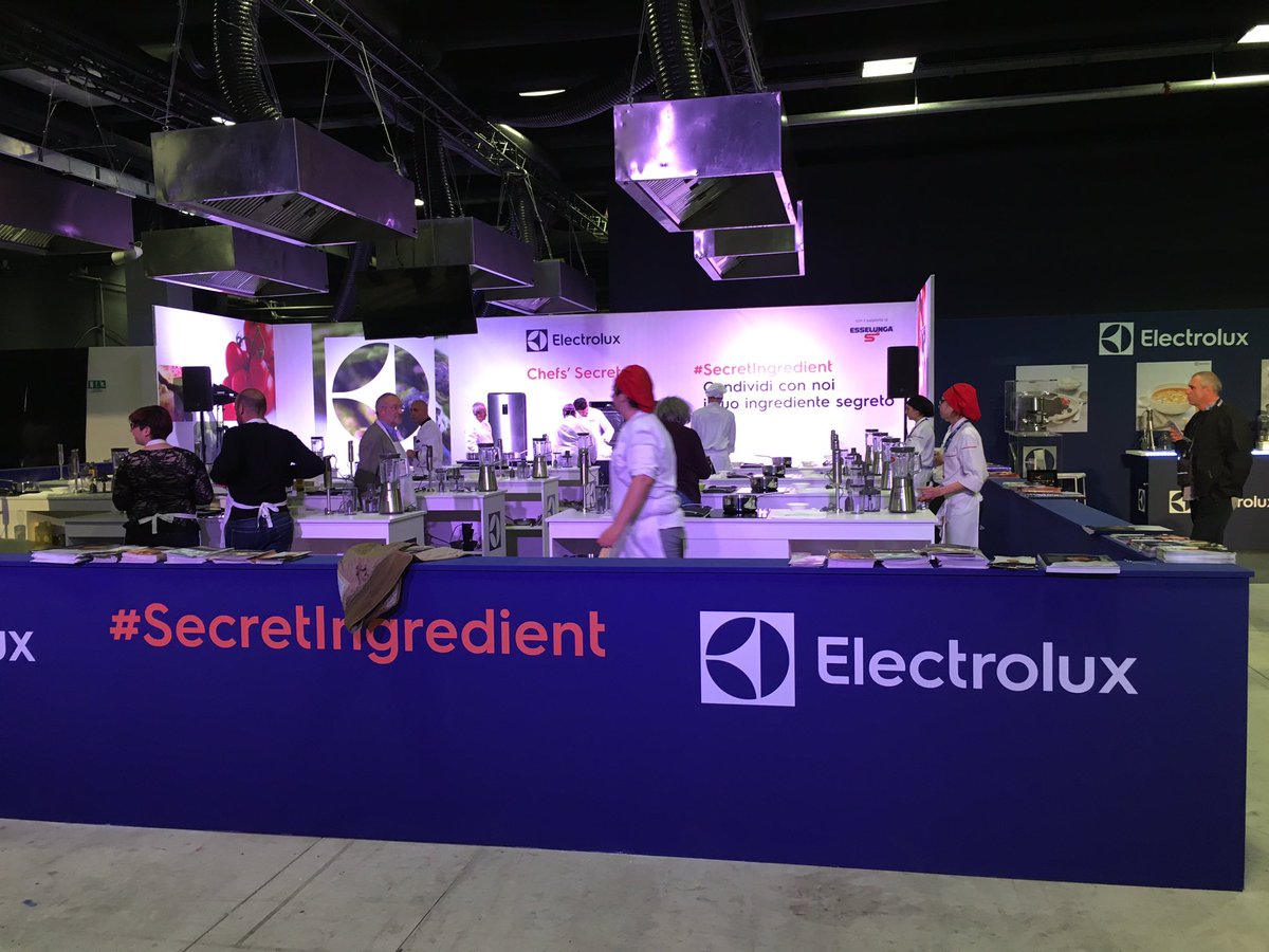 ElisaNata2's tweet photo. Mio papà dice sempre "impara l'arte e mettila da parte" iniziamo al #tasteofmilano con Electrolux Chef's Secret 😃 https://t.co/6RtQsSaoFE