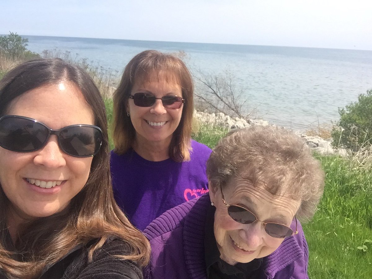 DebBruckschen's tweet photo. Beautiful lunchtime walk at Lake Michigan. Hope you can take a walk outside today! #wellness https://t.co/5mpGiweGsE