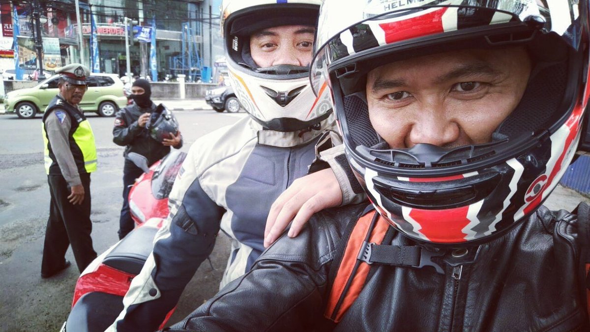 gilakunters's tweet photo. @IMS_NET Naik motor lebih safety pake helm kece, ganteng +100 😆 !! #ims_helm https://t.co/4OdONlwJd6