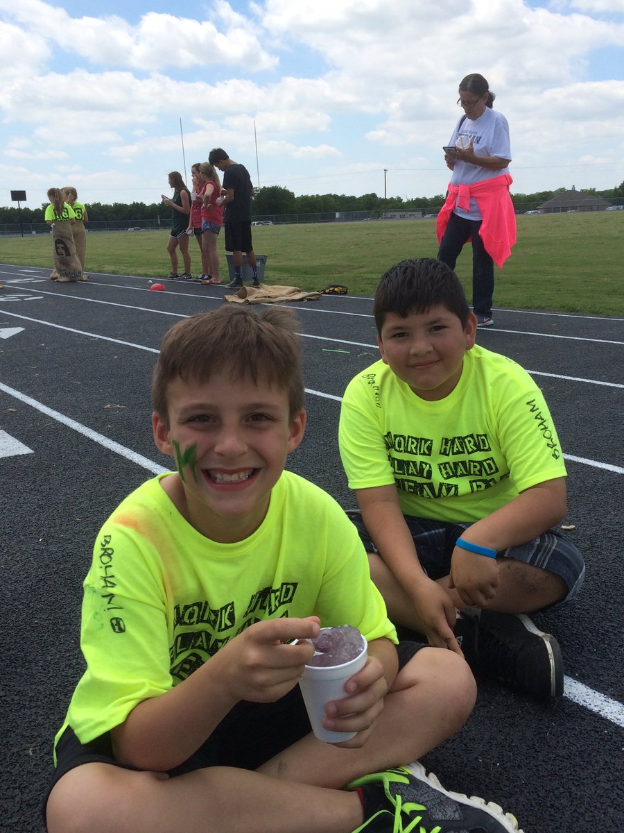 Scribner4th's tweet photo. Lots of fun #LeeFieldDay16 #thatfacepaintrocks https://t.co/Ss6up5EFsO