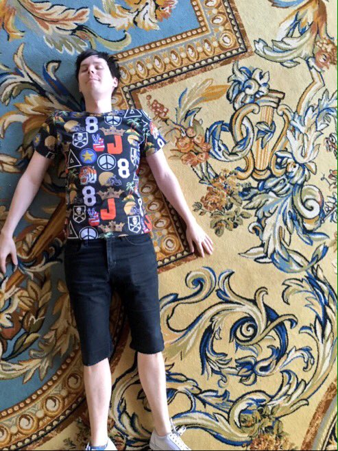 lowqphiI's tweet image. king of lying on carpets