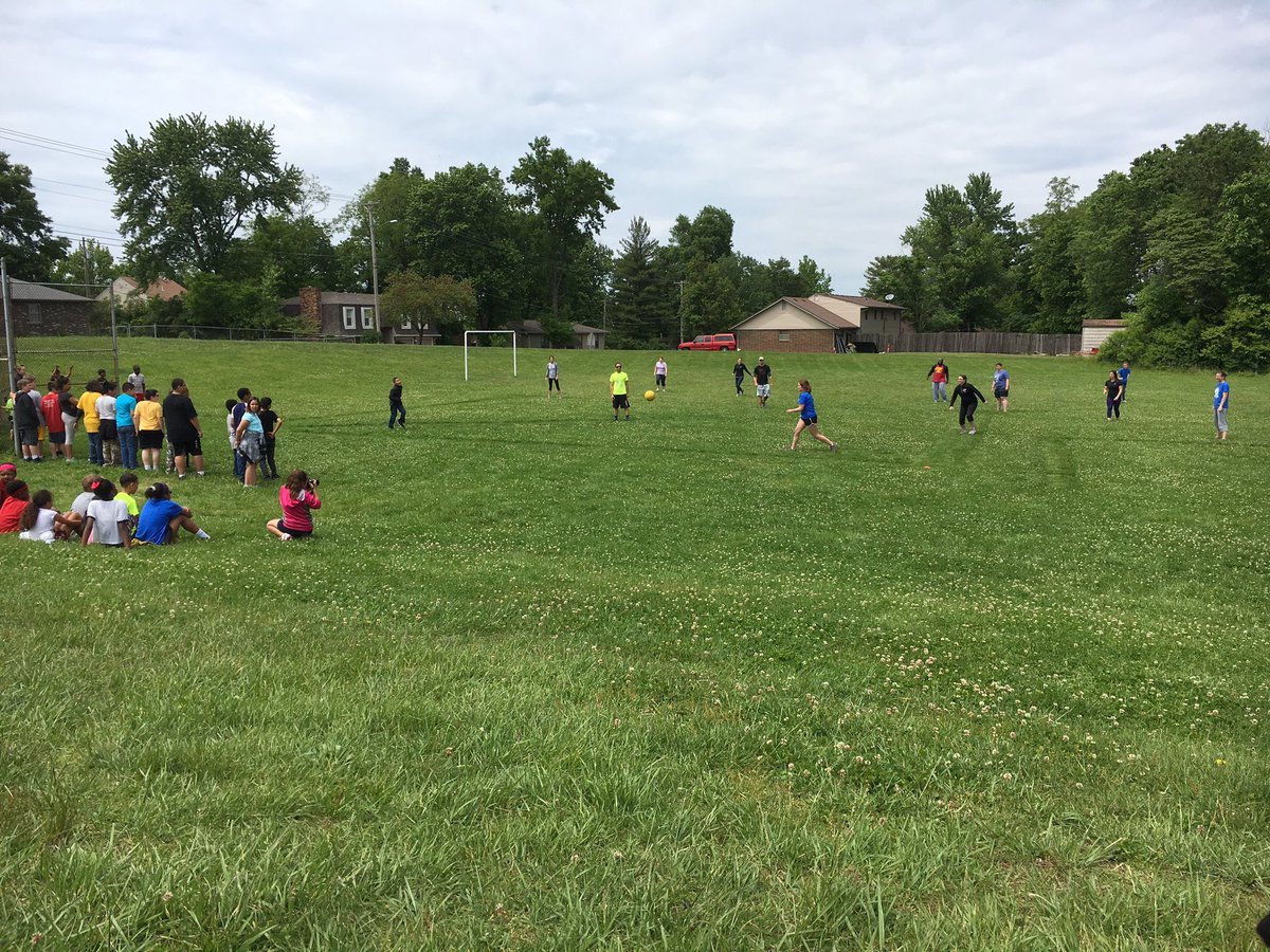 BeringerDen's tweet photo. Not letting the rain ruin our day! #brebest https://t.co/lTOXnrGrj5