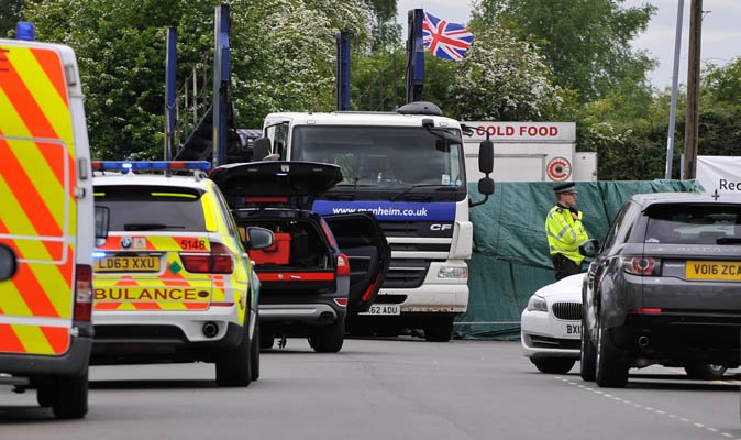Daily_Express's tweet image. Hero mum dies after saving daughter by pushing her away from oncoming truck on school run
bit.ly/1XFkywg