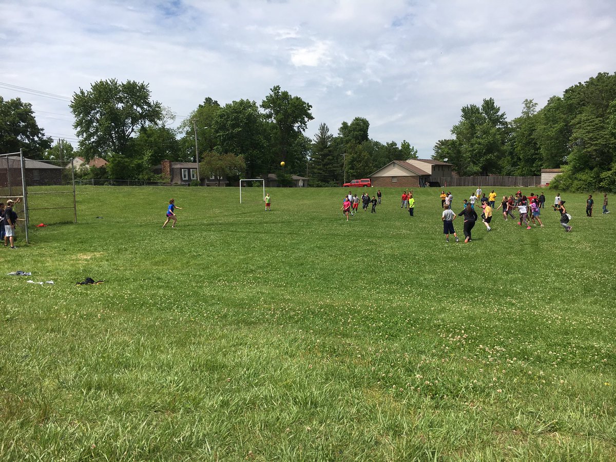 BeringerDen's tweet photo. Loving some teacher vs 5th grade kickball. #brebest #cpsbest #goteachers https://t.co/8Ajq8lMncw