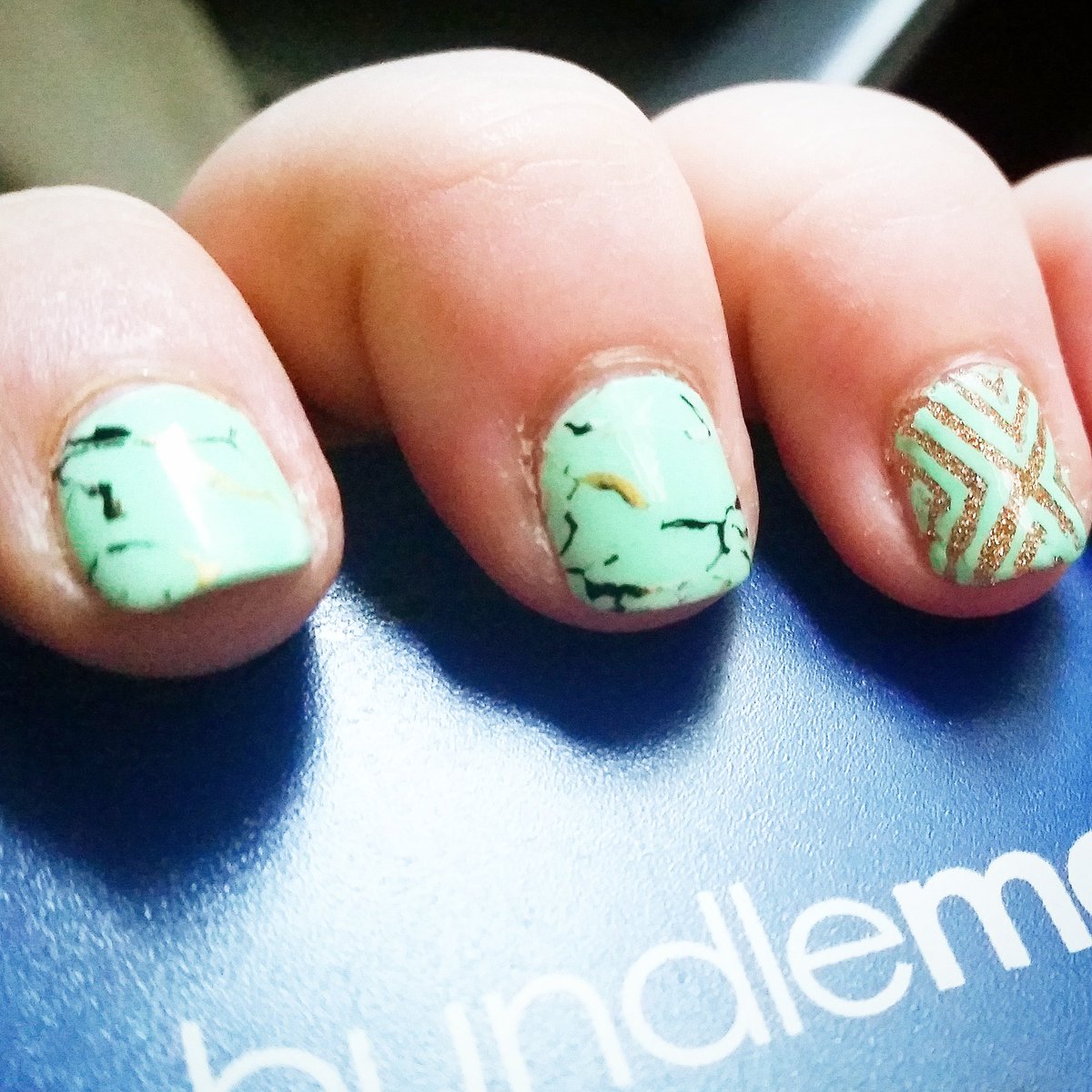 KrmaFnx's tweet photo. #lazynailart I used #twinkledt X-pattern vinyls and #bundlemonsterplates for the #faketurquoisenailart https://t.co/XQHVUu7ozV