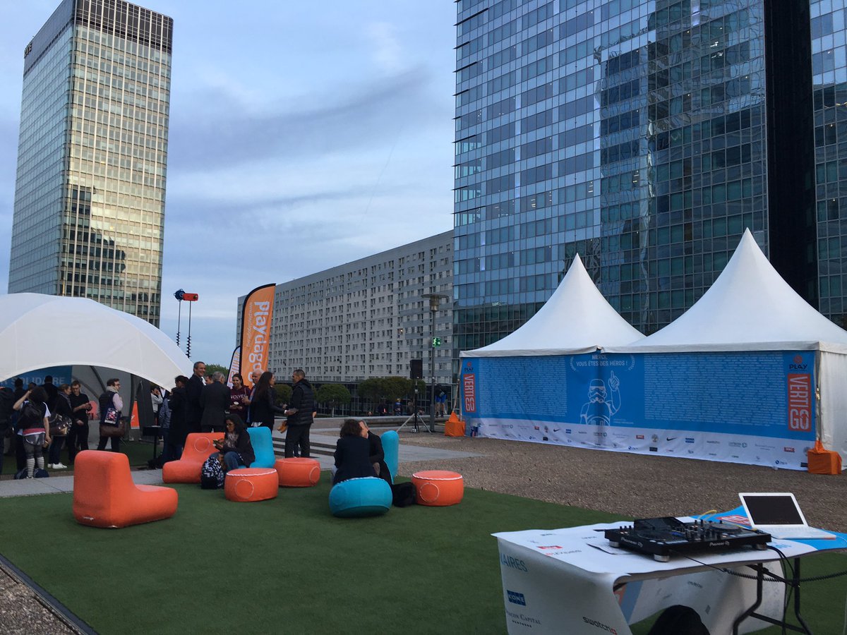 sonplusevent's tweet photo. Le village #runvertigo #soleilcouchant #animation #running https://t.co/nGpLe9ormx