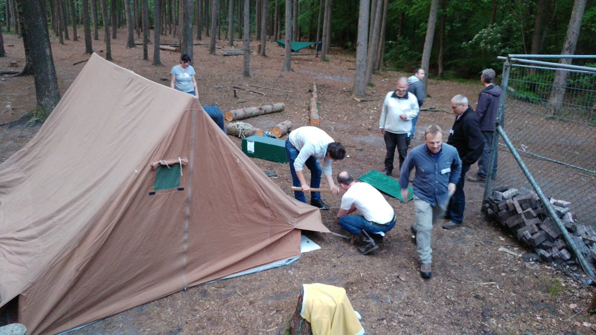 De tent staat al bijna voor de paar dappere ouders die buiten durven te slapen.