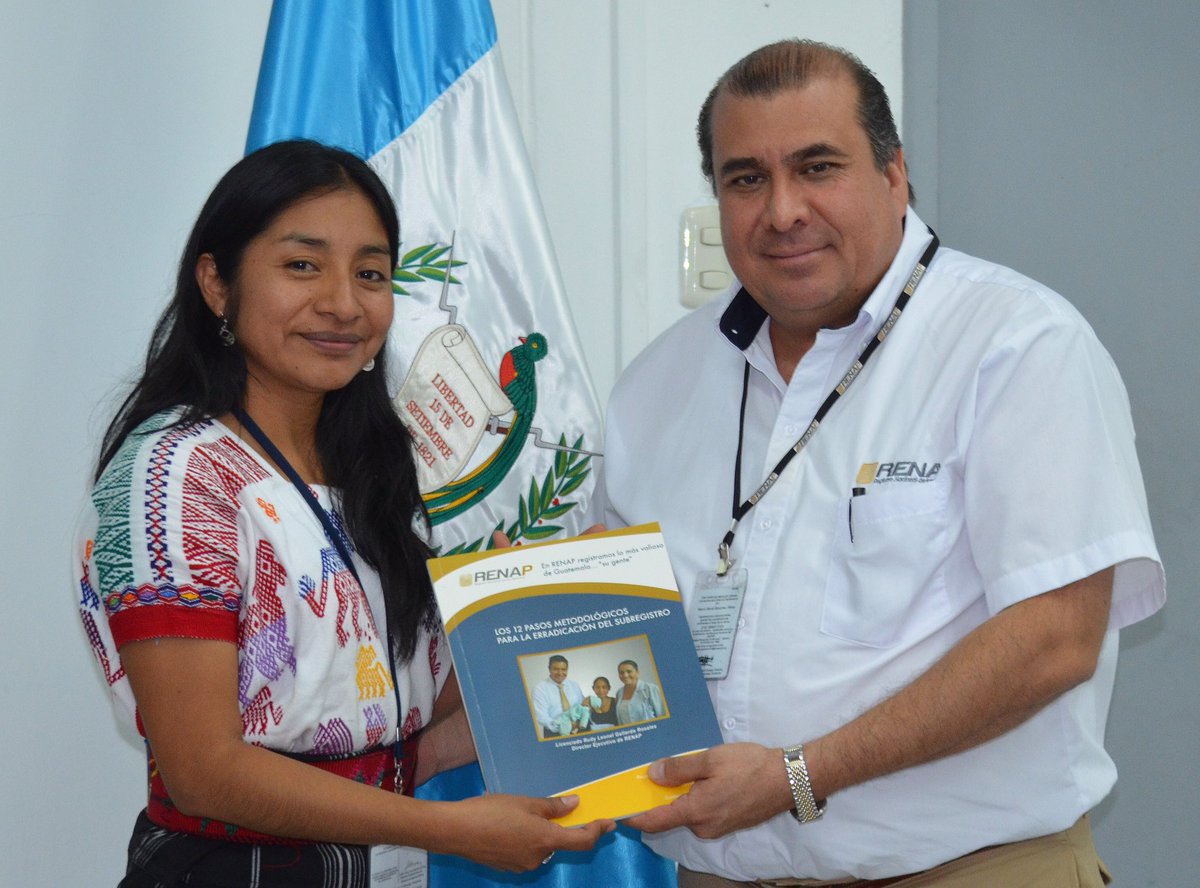 renapgt's tweet photo. RENAP recibe de @MinSaludGt la Política Nacional de Comadronas de los 4 Pueblos de Guatemala https://t.co/Q62xdrFVHs