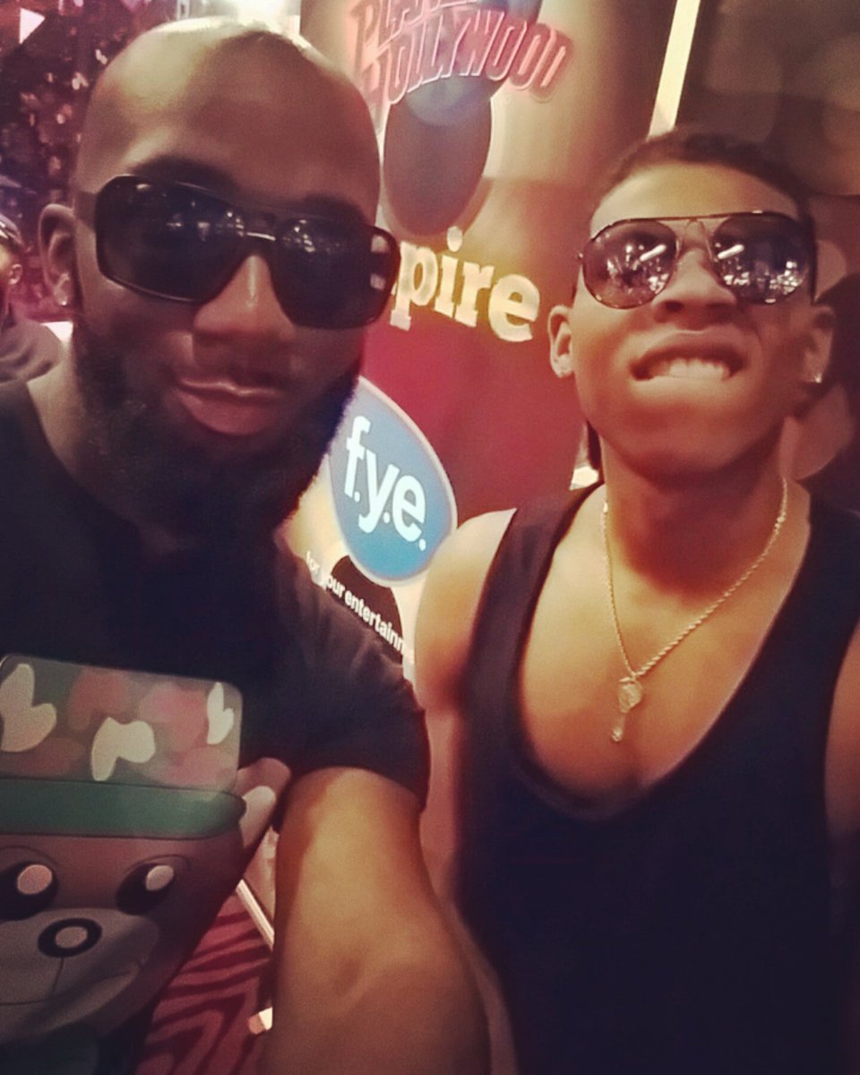 Mikelyrik's tweet photo. #BlessUpp 2this cool bredda @YazzTheGreatest ๐ more success & blessings #liveyourdreams #Empire #AlbumEvent #FBF https://t.co/FfsXVJ8QPm