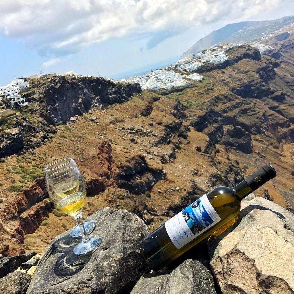 SantoSecrets's tweet image. This is how you should drink local wine in Santorini!
Photo: @johani_a 
#santorini #santor… ift.tt/1qzqSru
