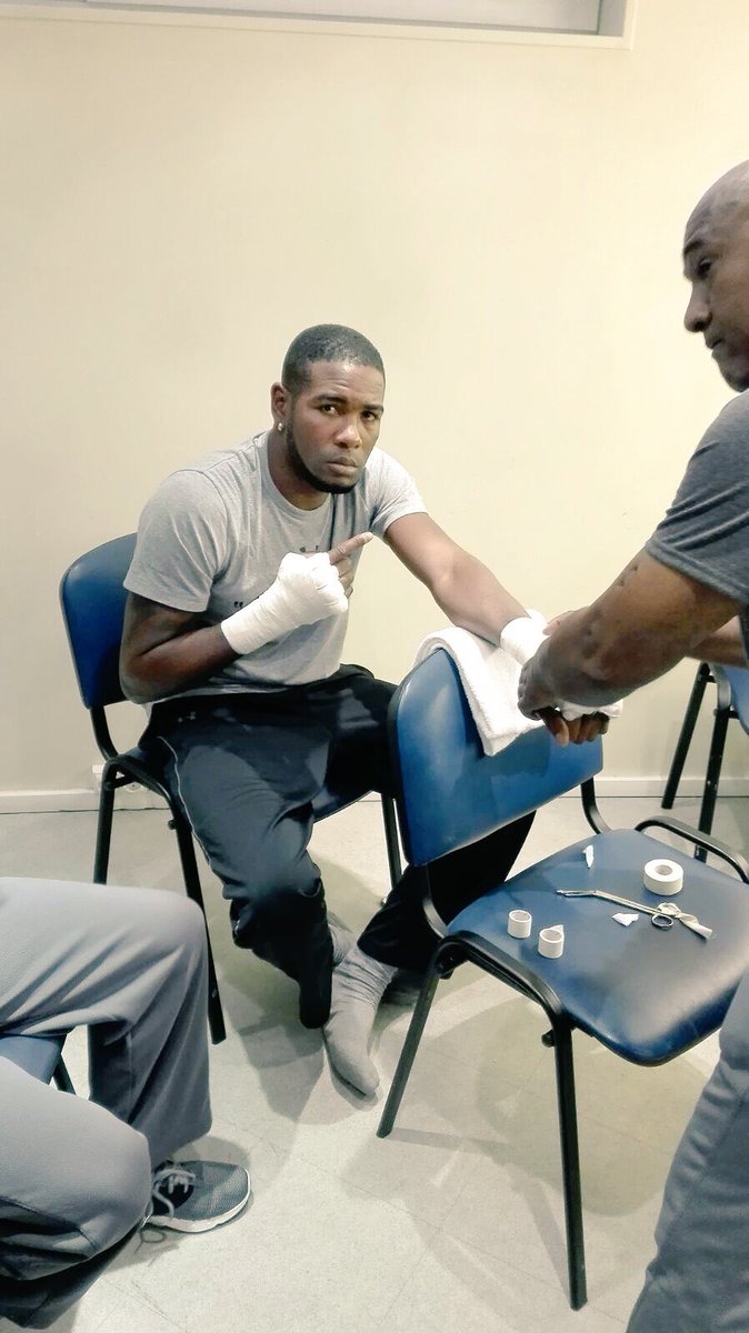 CanalplusCombat's tweet photo. Pendant ce temps là, @YunielDorticos se prépare avant d'affronter @YourikalengaELT 👌 #BoxeCanal https://t.co/X1zyzVPNAx