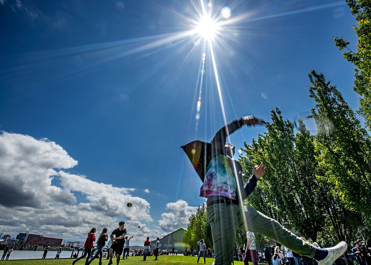 dmontesino's tweet photo. Sunshine and shuttlecocks make for waterfront fun #Tacoma #SchooloftheArts #SpringInWashington https://t.co/OagK0AafL9