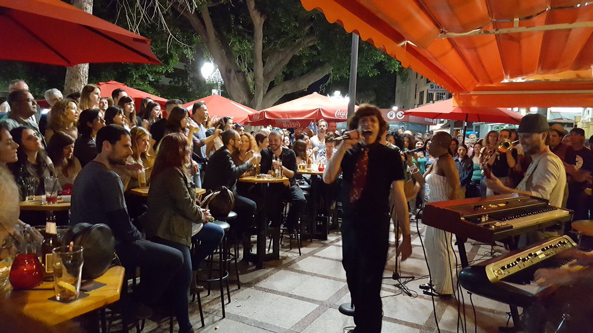 TvTorremolinos's tweet photo. Nuevo exitazo de la #IIRutaDelRock. Mañana más a partir de las 19:00h. ¡#Torremolinos se llena de música! 🤘 https://t.co/hLGpfQxsS8