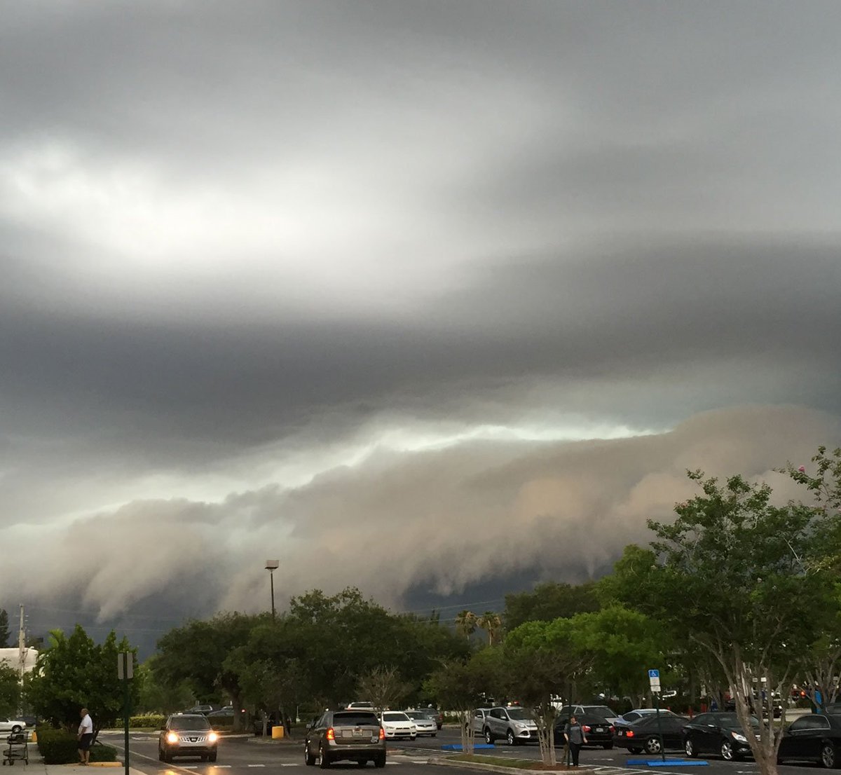 Videos, photos show wicked weather over Broward County bit.ly/1TsGYh5?utm_me… https://t.co/KC1HgRdiZj